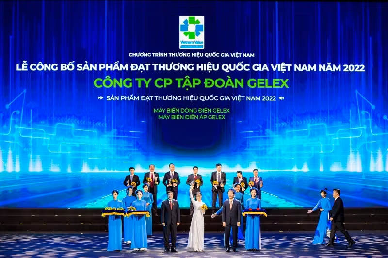 Đại diện GELEX nhận Biểu trưng Thương hiệu Quốc gia Việt Nam năm 2022.
