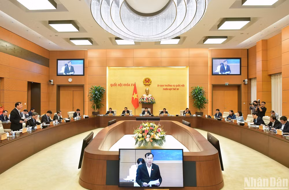 Chủ nhiệm Ủy ban Quốc phòng và An ninh của Quốc hội Lê Tấn Tới trình bày báo cáo thẩm tra sơ bộ về dự thảo Luật. Ảnh: DUY LINH
