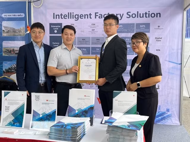 Ban tổ chức Ngày hội kết nối đầu tư công nghệ bán dẫn thành phố Hà Nội 2024 trao giấy chứng nhận cho các đơn vị tham gia Triển lãm trưng bày.