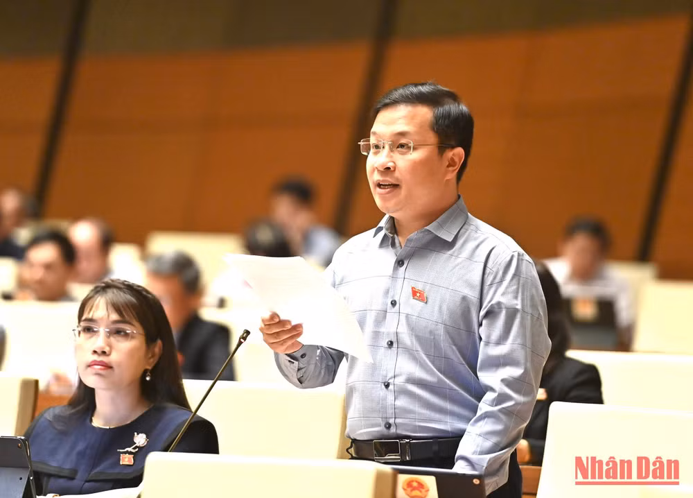 Đại biểu Nguyễn Danh Tú (Kiên Giang) góp ý kiến vào dự thảo Luật Phòng thủ dân sự trong phiên thảo luận ở hội trường, ngày 9/11. (Ảnh: ĐĂNG KHOA)