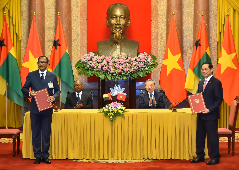 Tổng Bí thư, Chủ tịch nước Tô Lâm và Tổng thống Guinea-Bissau Umaro Sissoco Embaló chứng kiến lễ ký Bản ghi nhớ về cơ chế tham vấn chính trị và ngoại giao giữa hai Bộ Ngoại giao. (Ảnh: THỦY NGUYÊN)