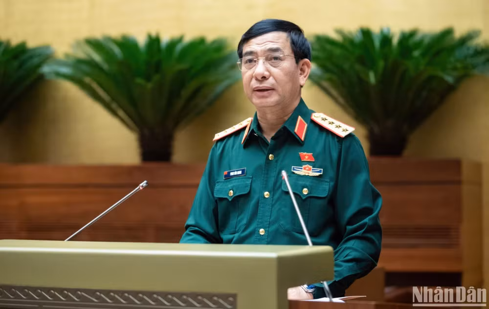 Bộ trưởng Quốc phòng Phan Văn Giang trình bày tờ trình về dự án Luật Công nghiệp quốc phòng, an ninh và động viên công nghiệp. (Ảnh: ĐĂNG KHOA)