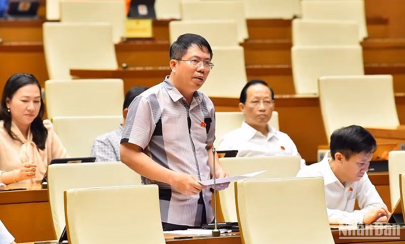 Đại biểu Nguyễn Văn Hiển phát biểu ý kiến thảo luận. (Ảnh: THỦY NGUYÊN)