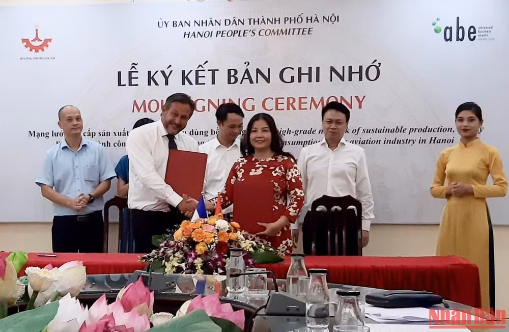 Sở Công thương Hà Nội và Công ty ABE ký kết biên bản ghi nhớ hợp tác.