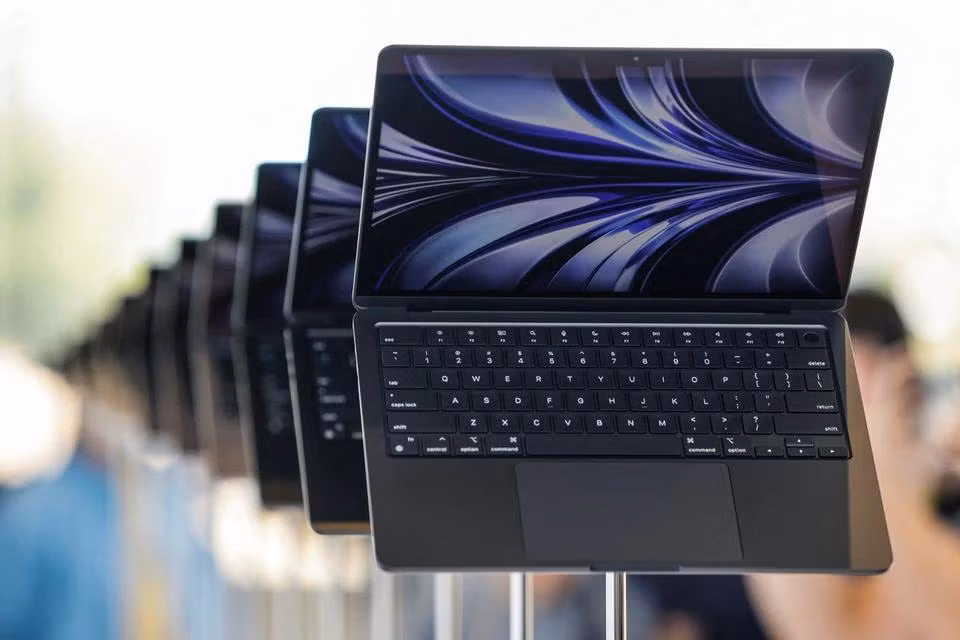 Dòng sản phẩm Macbook Air được trang bị chip M2 của Apple. (Ảnh: Reuters)