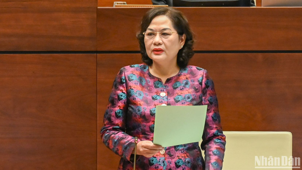 Thống đốc Ngân hàng Nhà nước Việt Nam Nguyễn Thị Hồng phát biểu giải trình, làm rõ một số vấn đề đại biểu Quốc hội nêu. (Ảnh: BÙI GIANG)
