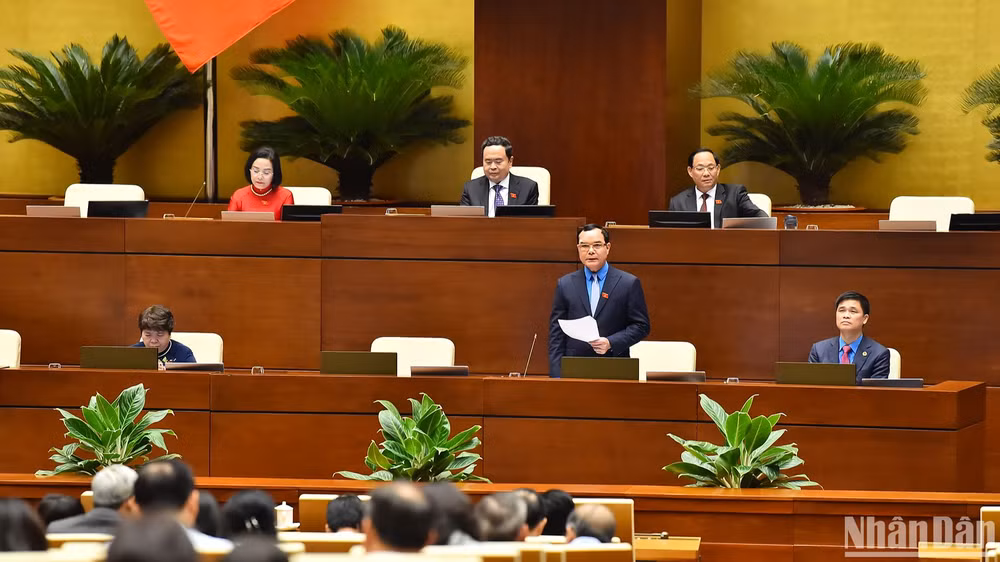 Chủ tịch Tổng Liên đoàn Lao động Việt Nam Nguyễn Đình Khang giải trình, làm rõ một số vấn đề đại biểu Quốc hội nêu. (Ảnh: THỦY NGUYÊN)