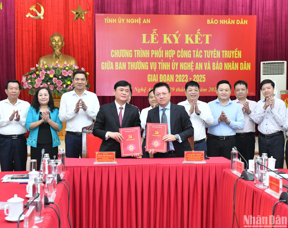 Tổng Biên tập Báo Nhân Dân Lê Quốc Minh và Bí thư Tỉnh ủy Nghệ An Thái Thanh Quý ký kết chương trình phối hợp công tác tuyên truyền giai đoạn 2023-2025. 