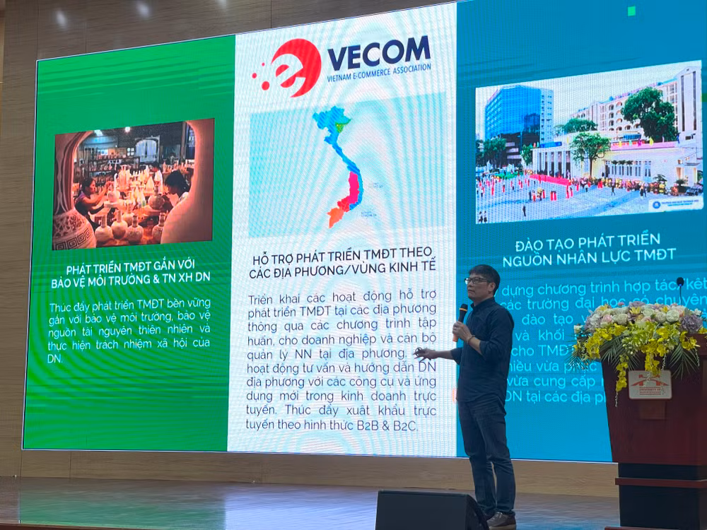 Ông Đoàn Quốc Tâm, Trưởng Ban Hợp tác VECOM trình bày về phát triển thương mại điện tử bền vững và bảo vệ môi trường.