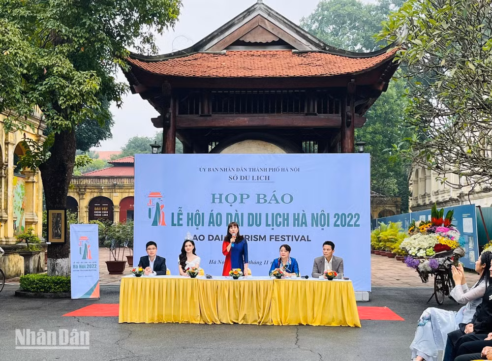 Đại diện Sở Du lịch Hà Nội giới thiệu các nội dung của Lễ hội Áo dài.