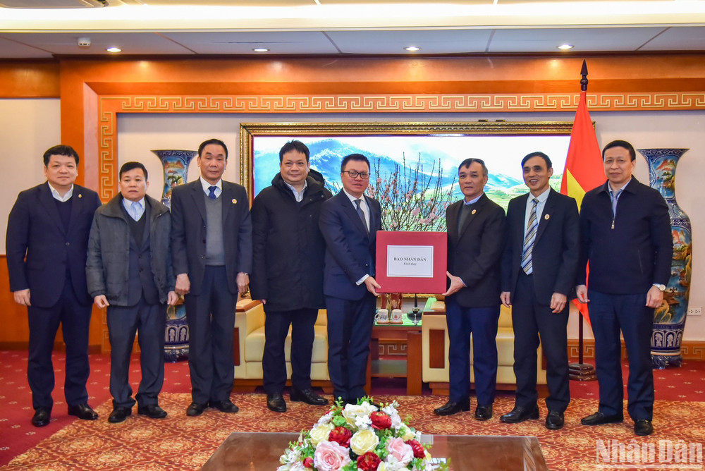 Tổng Biên tập Báo Nhân Dân Lê Quốc Minh trao những món quà Tết ý nghĩa từ Báo Nhân Dân đến tập thể lãnh đạo, cán bộ, nhân viên Trung ương Hội Cựu chiến binh Việt Nam. (Ảnh: NHẬT QUANG)