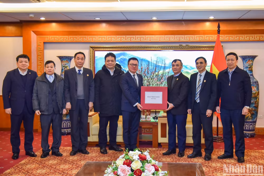 Tổng Biên tập Báo Nhân Dân Lê Quốc Minh trao những món quà Tết ý nghĩa từ Báo Nhân Dân đến tập thể lãnh đạo, cán bộ, nhân viên Trung ương Hội Cựu chiến binh Việt Nam. (Ảnh: NHẬT QUANG)