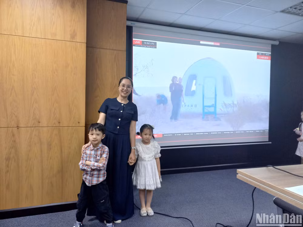 Chị Vũ Hoài Thương (Ngọc Hà, Ba Đình, Hà Nội) cùng các con tham dự sự kiện theo dõi trực tuyến chuyến bay NS-31 tại trụ sở Viện Hàn lâm Khoa học và Công nghệ Việt Nam.