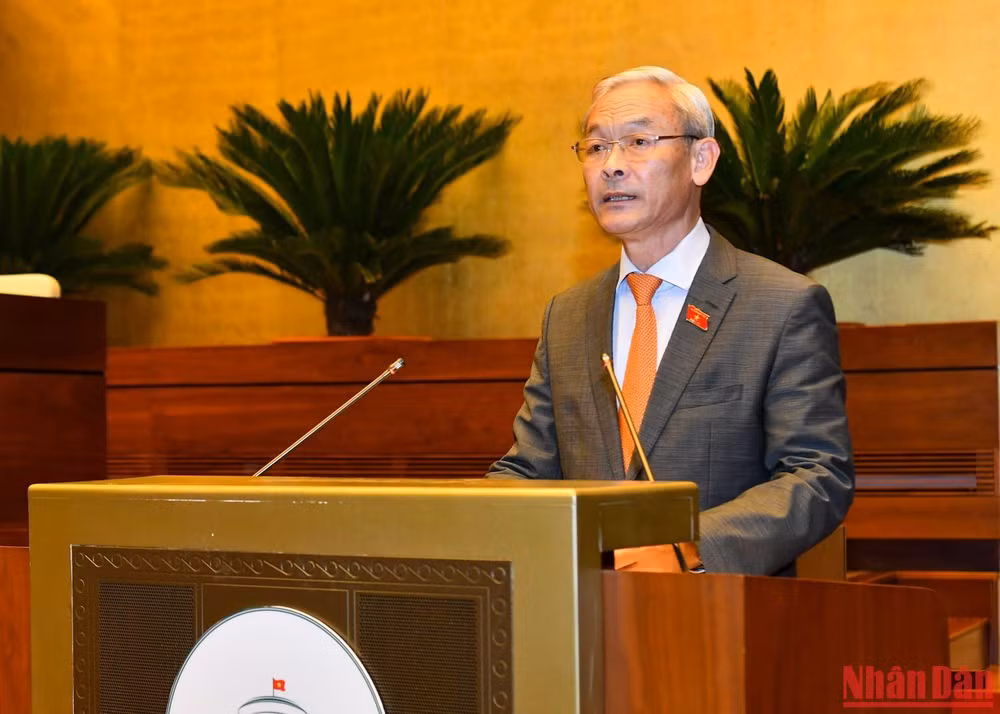 Chủ nhiệm Ủy ban Tài chính-Ngân sách của Quốc hội Nguyễn Phú Cường trình bày Báo cáo thẩm tra. (Ảnh: THỦY NGUYÊN)