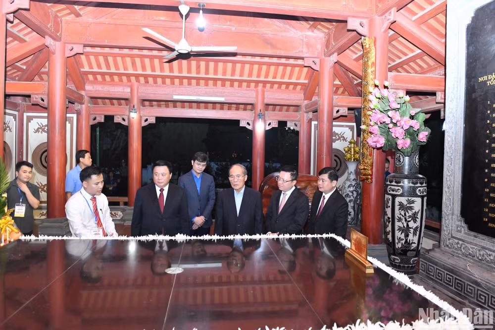 Các đồng chí lãnh đạo, nguyên lãnh đạo Đảng, Nhà nước nghe giới thiệu về Khu di tích lịch sử Quốc gia Truông Bồn và Nhà tưởng niệm các anh hùng liệt sĩ đã anh dũng hy sinh trên cung đường Truông Bồn huyền thoại.