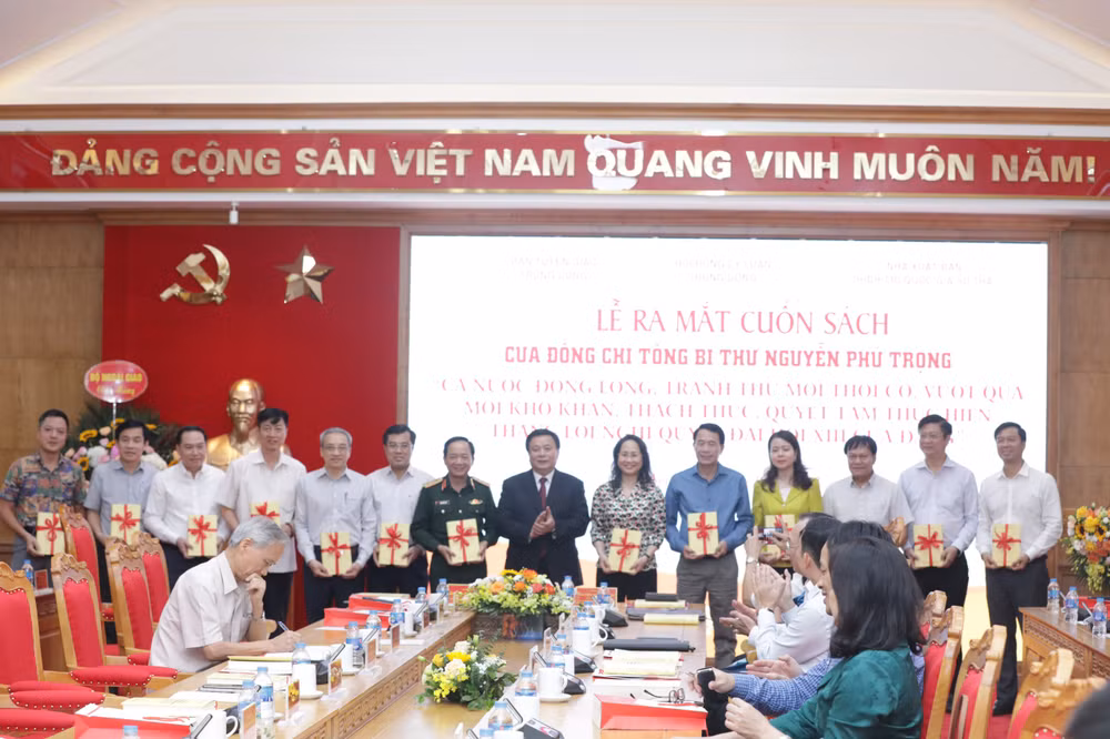 Trao tặng sách cho đại diện các cơ quan, đơn vị.