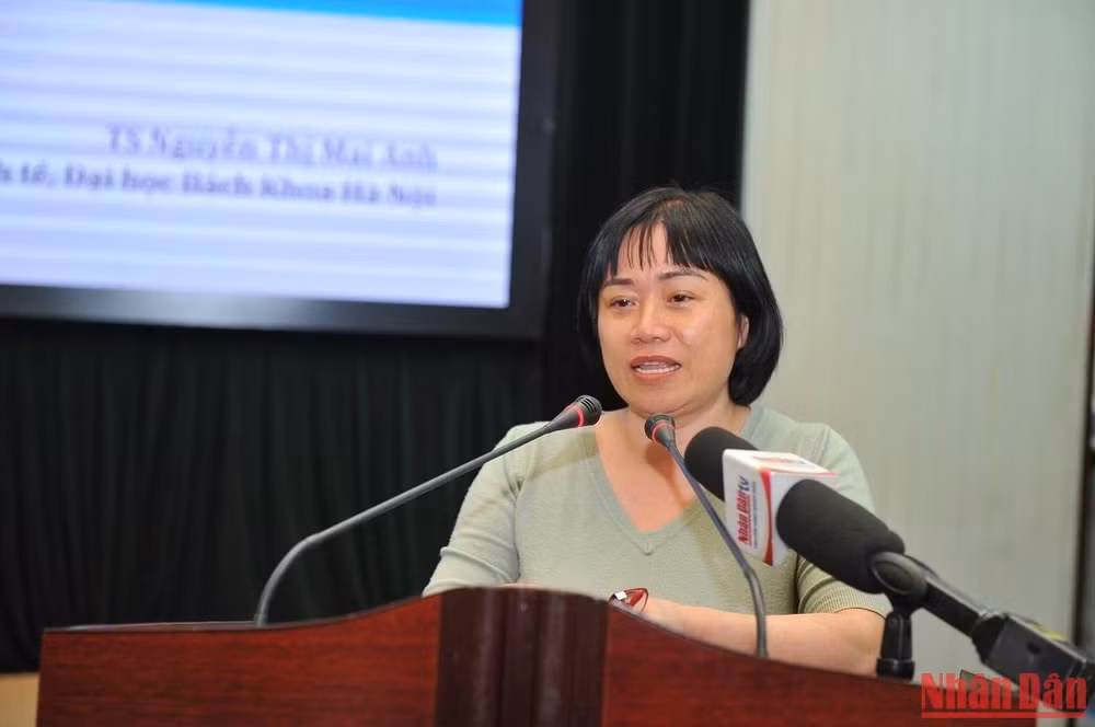 TS Nguyễn Thị Mai Anh, Chuyên gia kinh tế lượng, Đại học Bách khoa Hà Nội trình bày tham luận về các kịch bản đầu tư lưới điện truyền tải ở Việt Nam. (Ảnh: ĐĂNG KHOA)