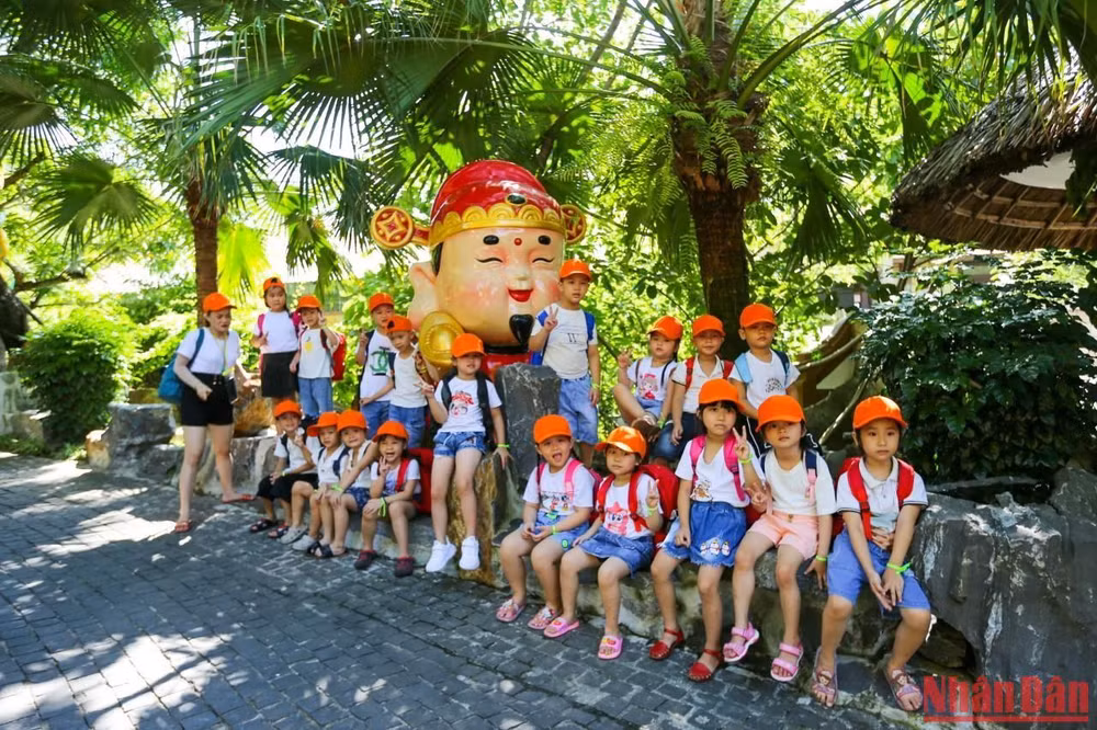 Các hoạt động trải nghiệm chương trình “Thông điệp xanh” của học sinh tiểu học và trung học cơ sở tại Khu du lịch Núi Thần Tài.