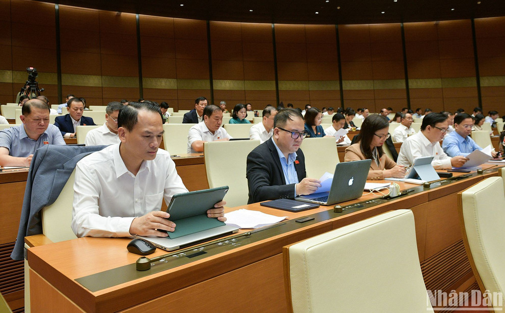 Các đại biểu Quốc hội dự phiên họp ở hội trường chiều 23/10. (Ảnh: DUY LINH)