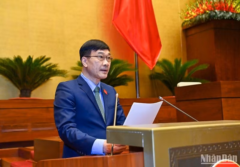 Chủ nhiệm Ủy ban Kinh tế của Quốc hội Vũ Hồng Thanh trình bày báo cáo thẩm tra dự án Luật Các tổ chức tín dụng (sửa đổi). (Ảnh: DUY LINH)