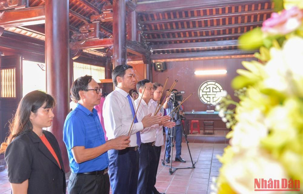 Các đại biểu dâng hương, dâng hoa tưởng niệm cố Tổng Bí thư Lê Hồng Phong. (Ảnh: Thành Cường)