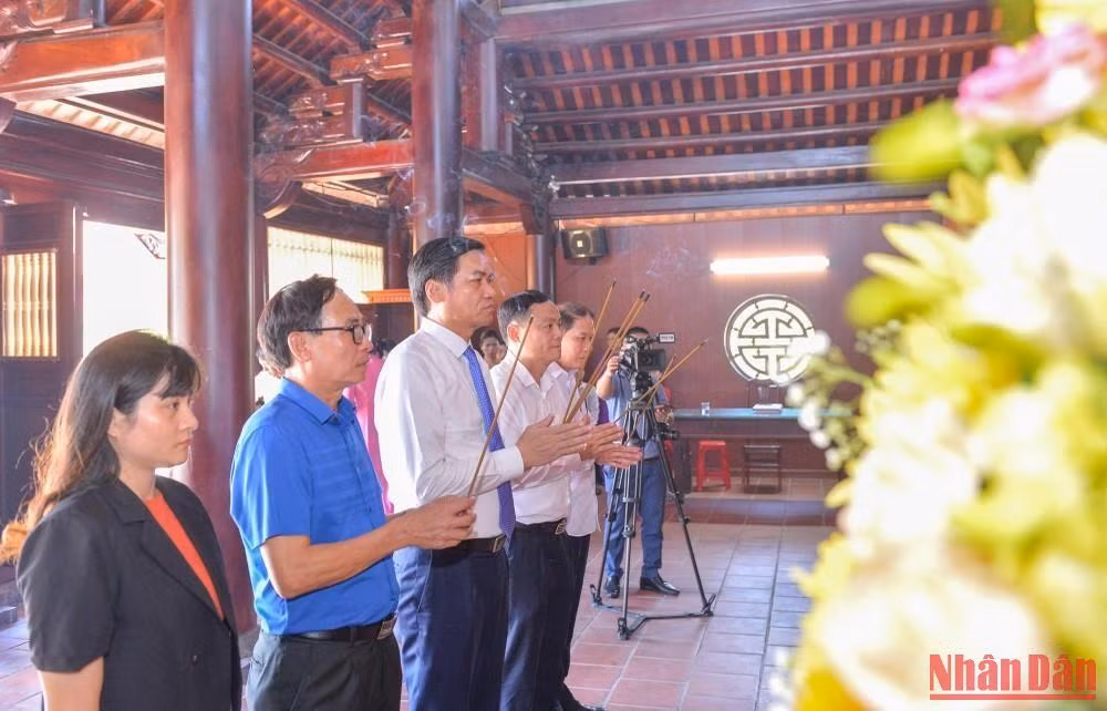 Các đại biểu dâng hương, dâng hoa tưởng niệm cố Tổng Bí thư Lê Hồng Phong. (Ảnh: Thành Cường)