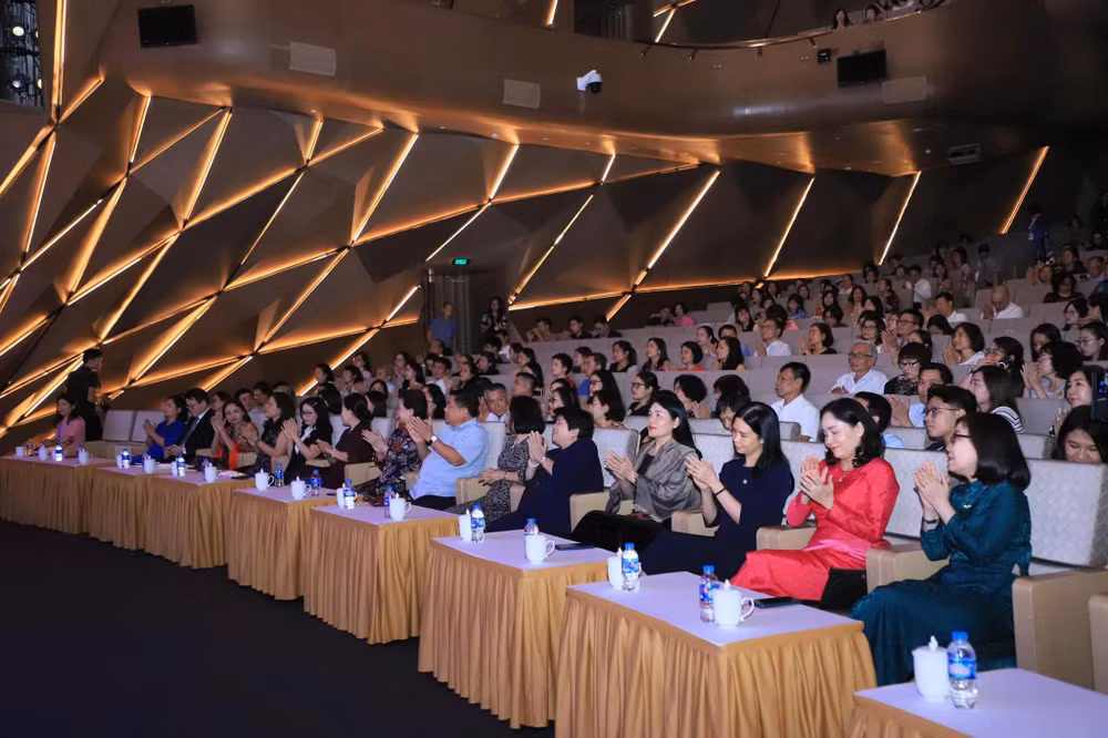 Các đại biểu tham dự chương trình.