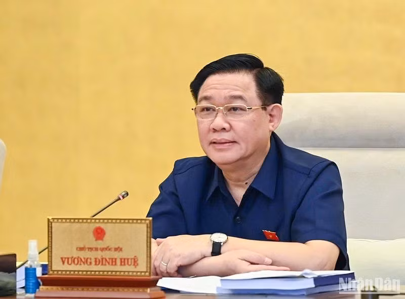 Chủ tịch Quốc hội Vương Đình Huệ cho ý kiến vào dự án Luật Bảo hiểm xã hội (sửa đổi). (Ảnh: DUY LINH)