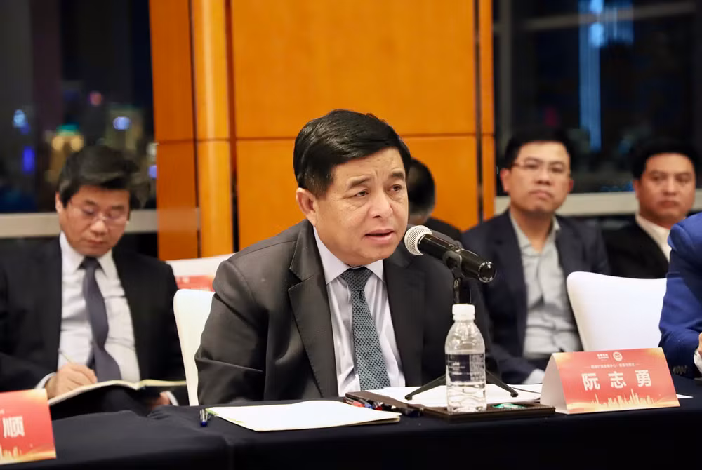 Bộ trưởng Kế hoạch và Đầu tư Nguyễn Chí Dũng phát biểu tại toạ đàm về phát triển trung tâm tài chính quốc tế với lãnh đạo một số doanh nghiệp tài chính lớn tại Thượng Hải, ngày 29/3/2024.