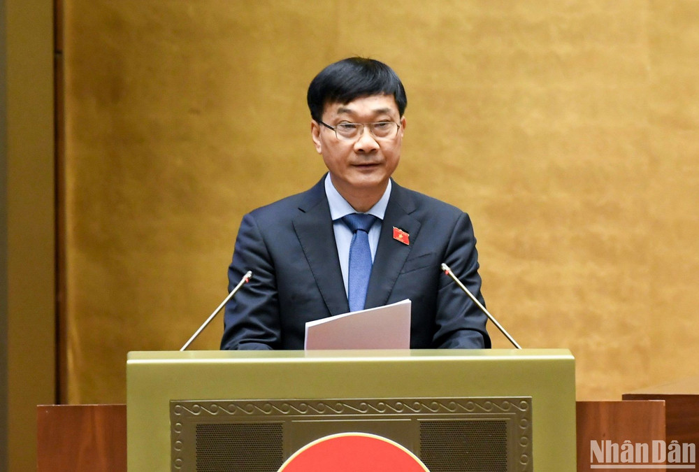 Chủ nhiệm Ủy ban Kinh tế của Quốc hội Vũ Hồng Thanh báo cáo giải trình, tiếp thu, chỉnh lý dự thảo Luật Kinh doanh bất động sản (sửa đổi). (Ảnh: DUY LINH)