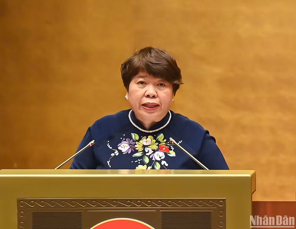 Chủ nhiệm Ủy ban Xã hội Nguyễn Thúy Anh trình bày báo cáo giải trình, tiếp thu, chỉnh lý dự thảo Luật trước khi Quốc hội biểu quyết thông qua. (Ảnh: DUY LINH)
