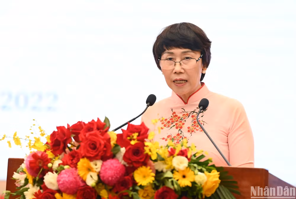 GS, TS Từ Thị Loan, nguyên Viện trưởng Viện Văn hóa Nghệ thuật Quốc gia Việt Nam trình bày tham luận về giữ gìn và phát triển hệ giá trị quốc gia Việt Nam trong giai đoạn hiện nay. (Ảnh: THÀNH ĐẠT)