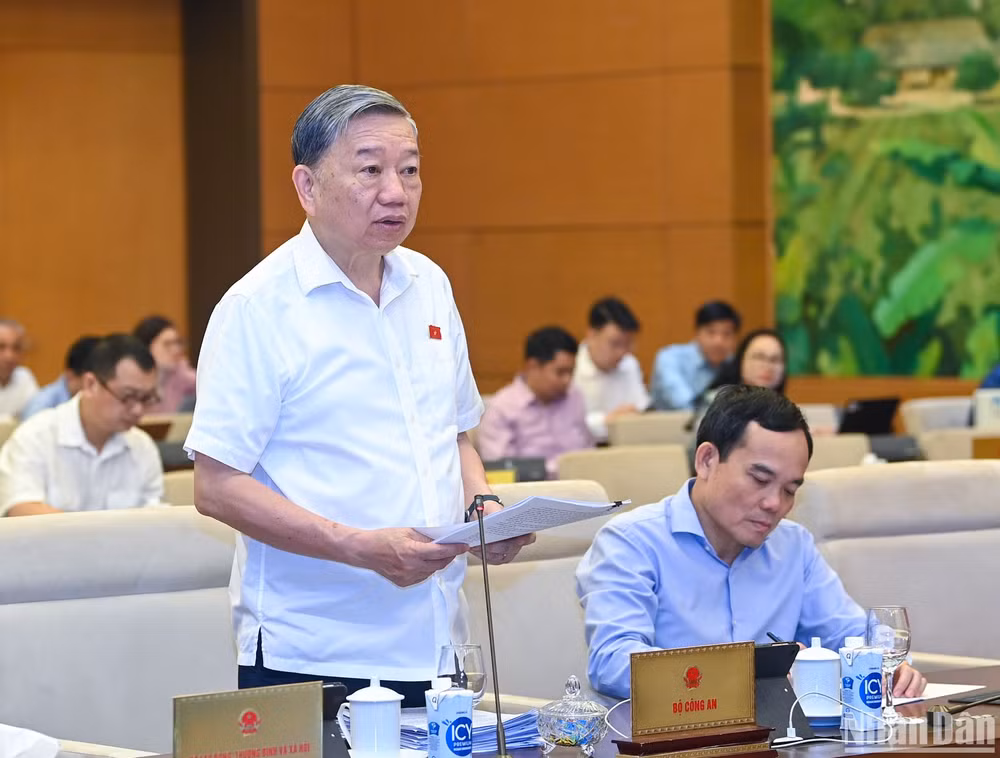 Bộ trưởng Công an Tô Lâm trình bày Tờ trình về dự án Luật Phòng, chống mua bán người (sửa đổi). (Ảnh: DUY LINH)