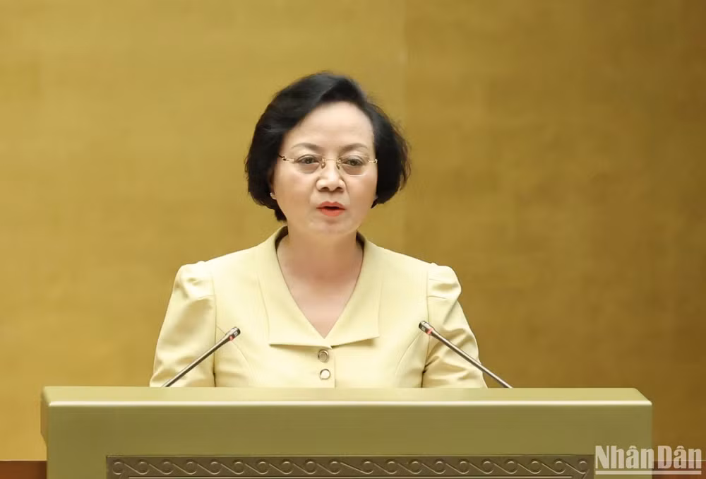 Bộ trưởng Nội vụ Phạm Thị Thanh Trà trình bày tờ trình của Chính phủ. (Ảnh: DUY LINH)