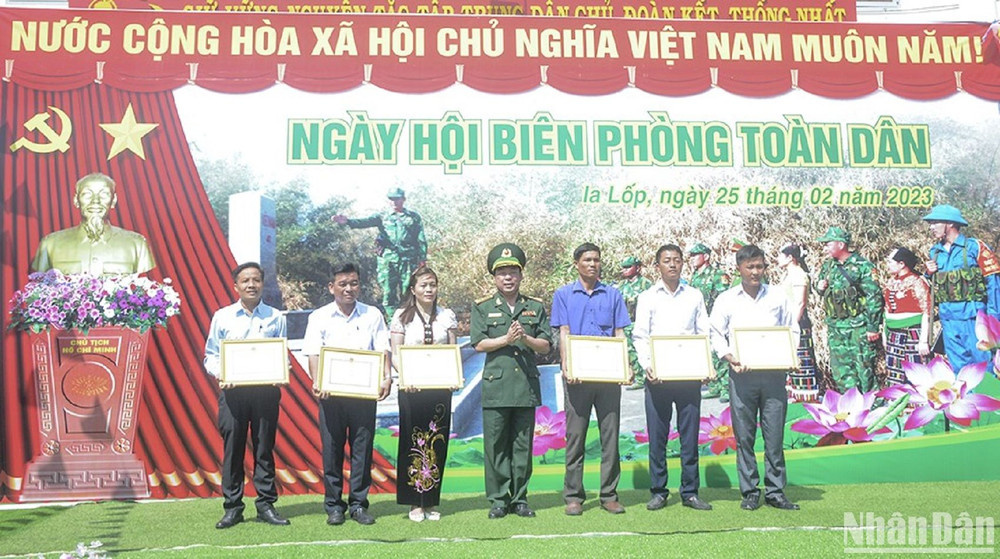 Đại tá Đào Viết Hùng, Chỉ huy trưởng Bộ Chỉ huy Bộ đội Biên phòng tỉnh Đắk Lắk tặng Bằng khen của Ủy ban nhân dân tỉnh cho các tập thể, cá nhân có thành tích xuất sắc trong phòng trào “Toàn dân bảo vệ chủ quyền lãnh thổ, an ninh biên giới quốc gia năm 2022".