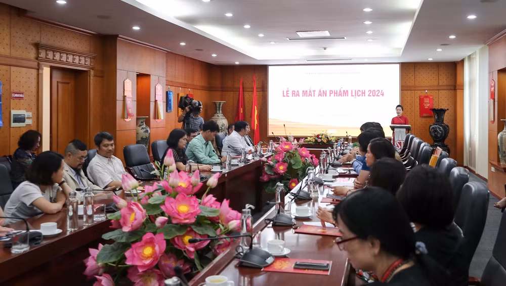 Quang cảnh Lễ ra mắt ấn phẩm lịch 2024 của Nhà xuất bản Chính trị quốc gia Sự thật.