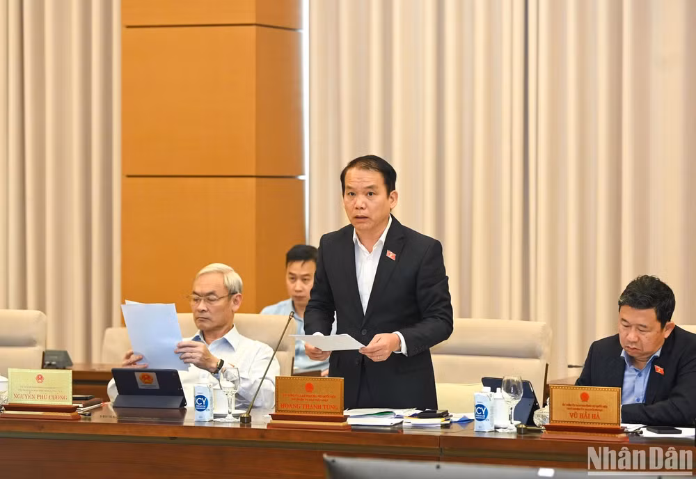 Chủ nhiệm Ủy ban Pháp luật của Quốc hội Hoàng Thanh Tùng trình bày Báo cáo thẩm tra. (Ảnh: DUY LINH)
