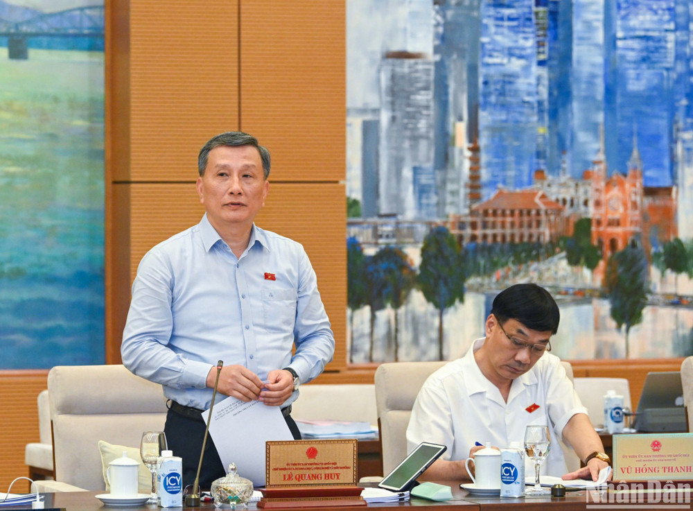 Chủ nhiệm Ủy ban Khoa học, Công nghệ và Môi trường của Quốc hội Lê Quang Huy báo cáo một số vấn đề lớn về việc giải trình, tiếp thu, chỉnh lý dự thảo Luật Địa chất và khoáng sản. (Ảnh: DUY LINH)