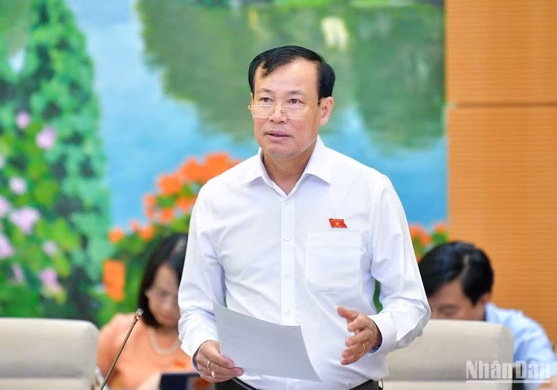 Chủ nhiệm Ủy ban Quốc phòng và An ninh của Quốc hội Lê Tấn Tới báo cáo tại phiên họp. (Ảnh: DUY LINH)