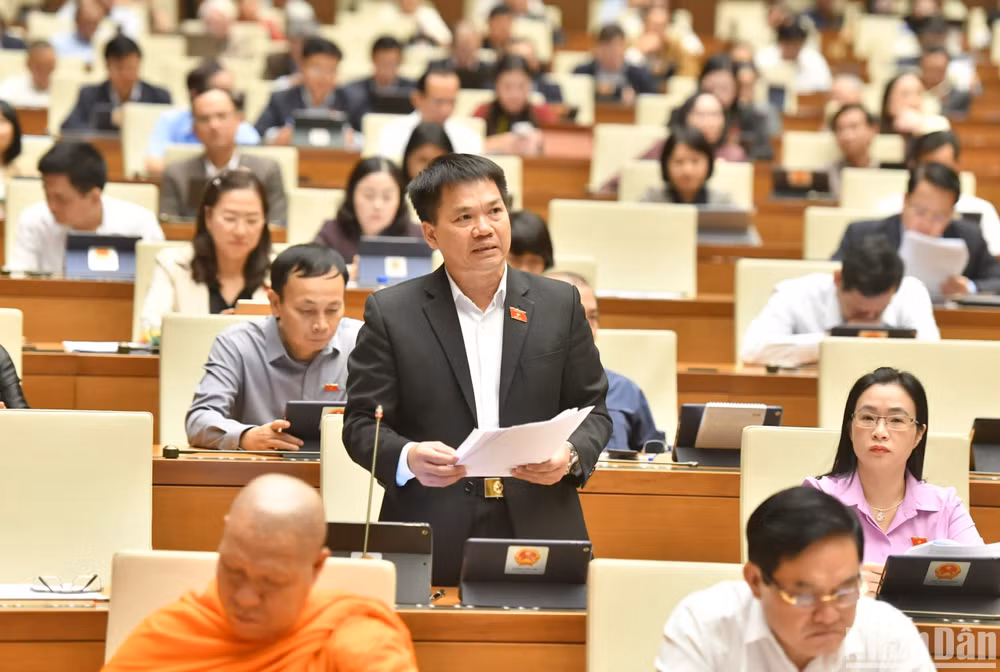 Đại biểu Dương Khắc Mai (đoàn Đắk Nông) phát biểu ý kiến. (Ảnh: ĐĂNG KHOA)