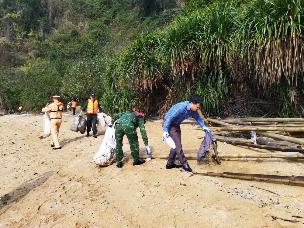 Đợt ra quân thu gom, xử lý rác thải trôi nổi nói trên là một trong số rất nhiều những hoạt động, giải pháp mạnh mẽ mà tỉnh Quảng Ninh và TP Hạ Long đã và đang thường xuyên triển khai thời gian qua để giữ gìn, bảo vệ môi trường di sản thế giới.