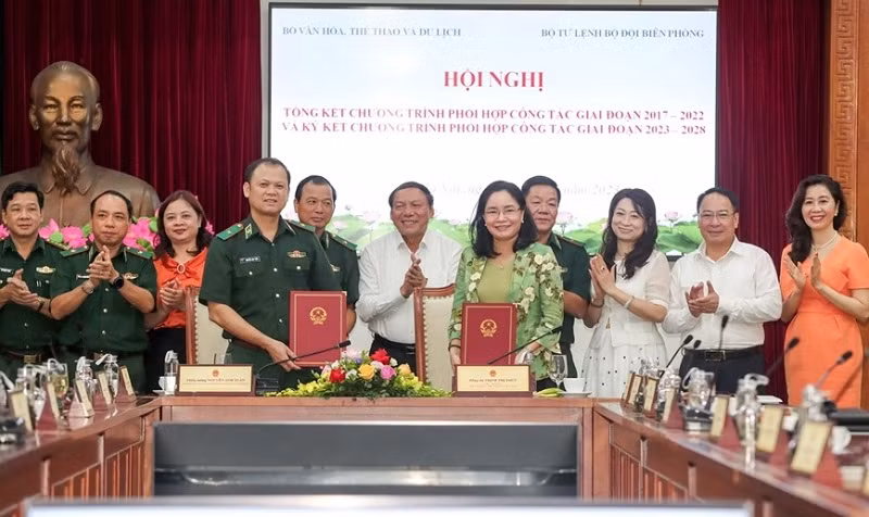 Lãnh đạo Bộ Văn hóa, Thể thao và Du lịch và Bộ đội biên phòng ký kết chương trình phối hợp công tác. (Ảnh: QĐND)