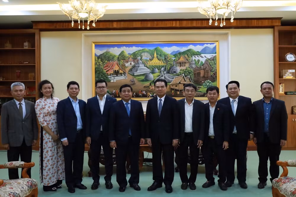 Hai Bộ trưởng và các đại biểu chụp ảnh lưu niệm.