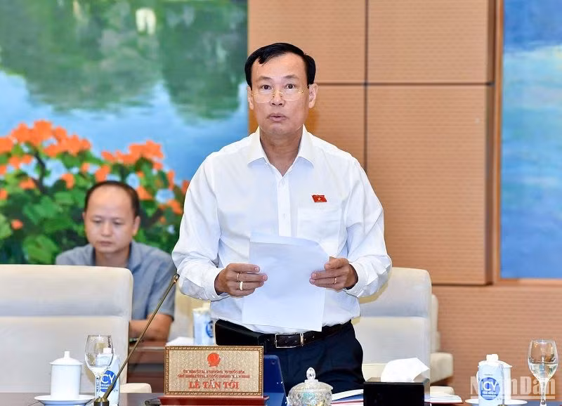 Chủ nhiệm Ủy ban Quốc phòng và An ninh Lê Tấn Tới trình bày báo cáo giải trình, tiếp thu, chỉnh lý dự án Luật Căn cước công dân (sửa đổi). (Ảnh: DUY LINH)