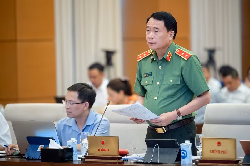 Thứ trưởng Công an Lê Quốc Hùng trình bày tờ trình về dự án Luật Trật tự, an toàn giao thông đường bộ.