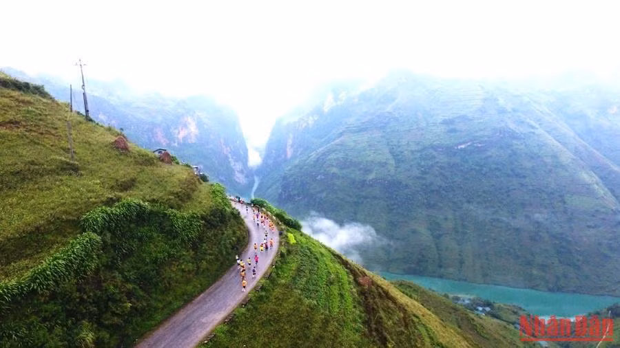 Các vận động viên chạy qua đèo Mã Pì Lèng, huyện mèo Vạc.