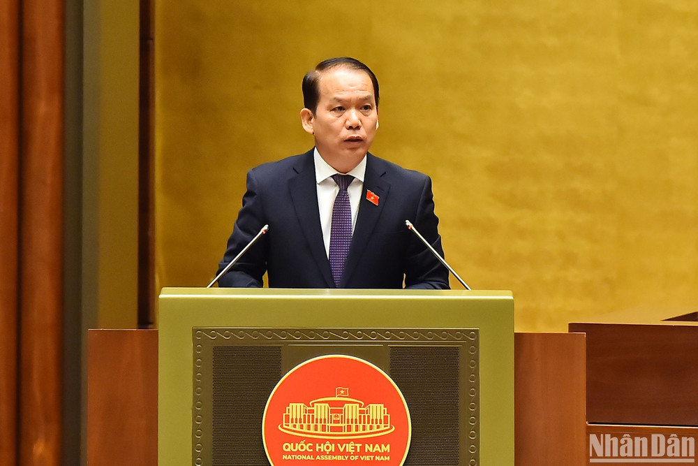 Chủ nhiệm Ủy ban Pháp luật Hoàng Thanh Tùng trình bày Báo cáo giải trình, tiếp thu, chỉnh lý dự thảo Luật Nhà ở (sửa đổi). (Ảnh: THỦY NGUYÊN)