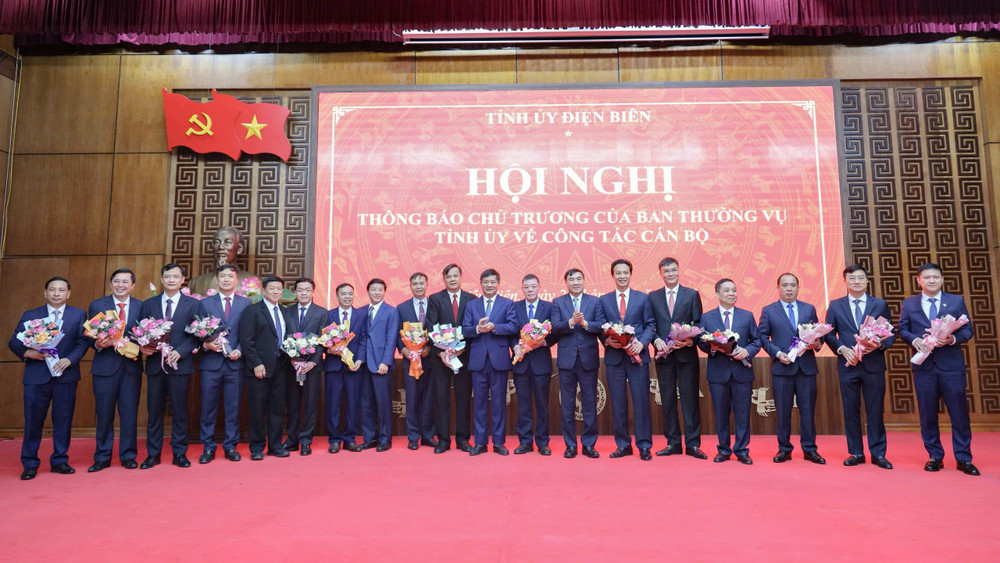 Các đồng chí lãnh đạo Tỉnh ủy, HĐND, UBND, Ủy ban Mặt trận Tổ quốc Việt Nam tỉnh Điện Biên tặng hoa chúc mừng các nhân sự được điều động, bổ nhiệm.