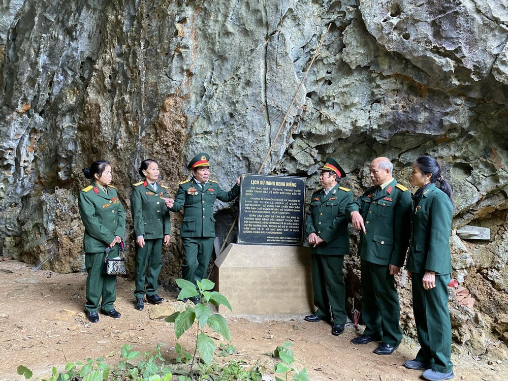 Các cựu chiến binh Trung đoàn 567 thăm lại hang Keng Riềng, nơi 23 chiến sĩ hy sinh..