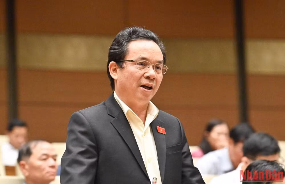 Đại biểu Hoàng Văn Cường đặt câu hỏi chất vấn tại phiên họp. (Ảnh: ĐĂNG KHOA)